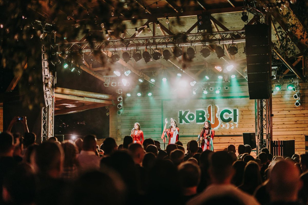 Record number of people in the case of Trio Mandili concerts in #Hungary!💪🏼🔥 Thank you people, Thank you Kobuci Kert, the great venue which gave place to the girls for the 2nd time! In #Budapest, you must go to Kobuci.
#Georgia 🎶🎵🇬🇪

Photos from the website of Kobuci Kert.