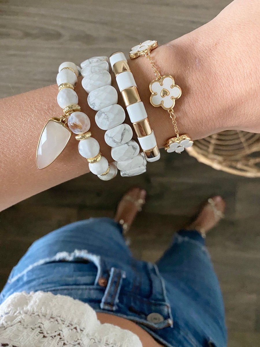 Summer essentials 🤍 #kinsleyarmelle #bracelets #braceletstack #boho #bohojewelry #bohostyle #summer #summerstyle #summeressentials #summeraccessories