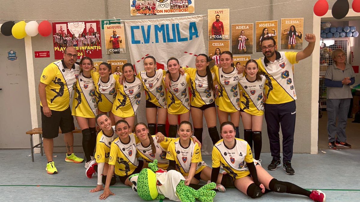 El Equipo infantil del Club Voleibol Mula asciende a 1ª División al ganar el partido por el tercer puesto en los PlayOff. ¡Enhorabuena!