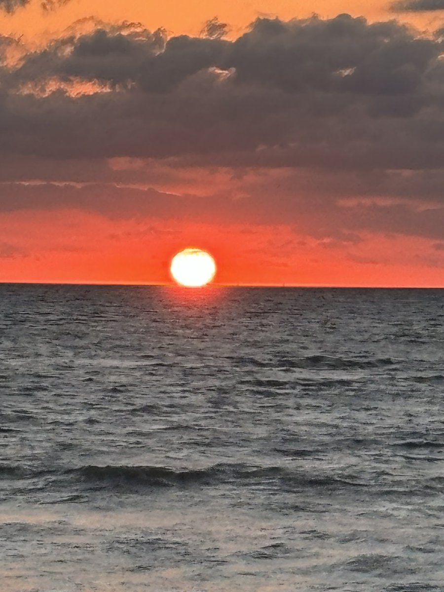 This morning I rose early to watch the sun rise over the Atlantic. I was struck by how the “heavens declare the glory of God.” Everyday the Gospel story is proclaimed over our heads! The light rises, travels through this life and sets, only to rise again to new glory. 🧵