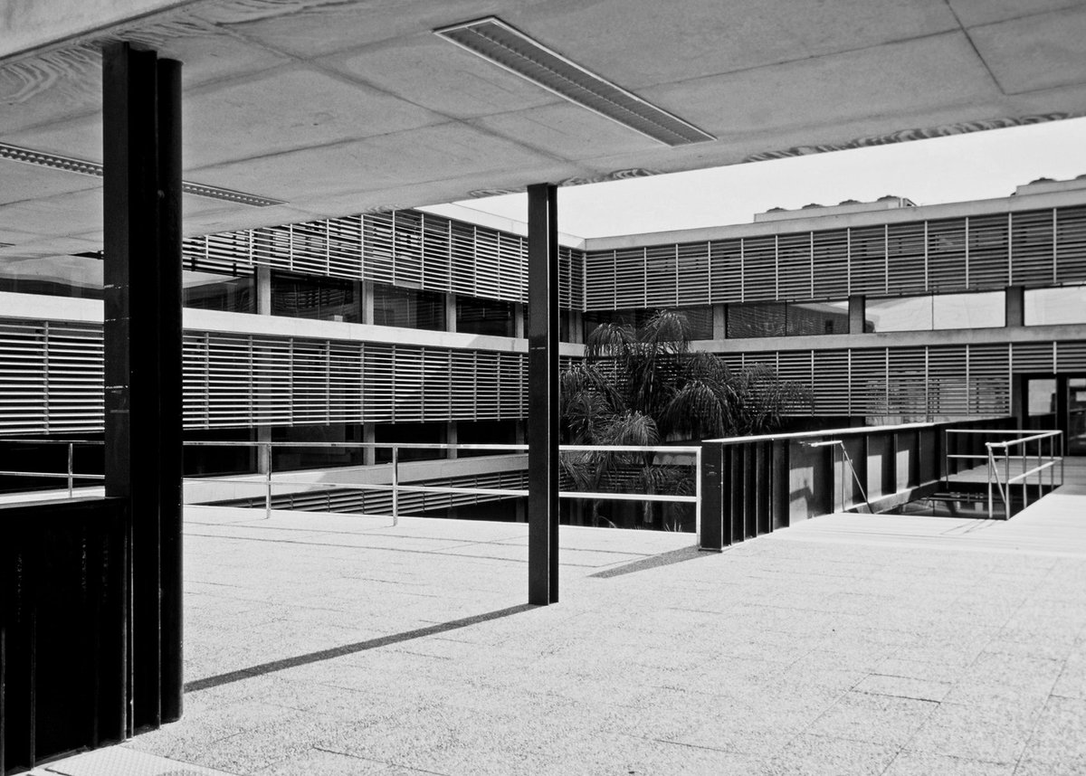 Escuela Negocios Universidad de Alicante, proyectada y construida entre 1994-97 por Javier García Solera. Fotos del arquitecto Helio Piñón. #EscuelaNegociosUA #GarciaSolera #arquitectura #UniversidadAlicante