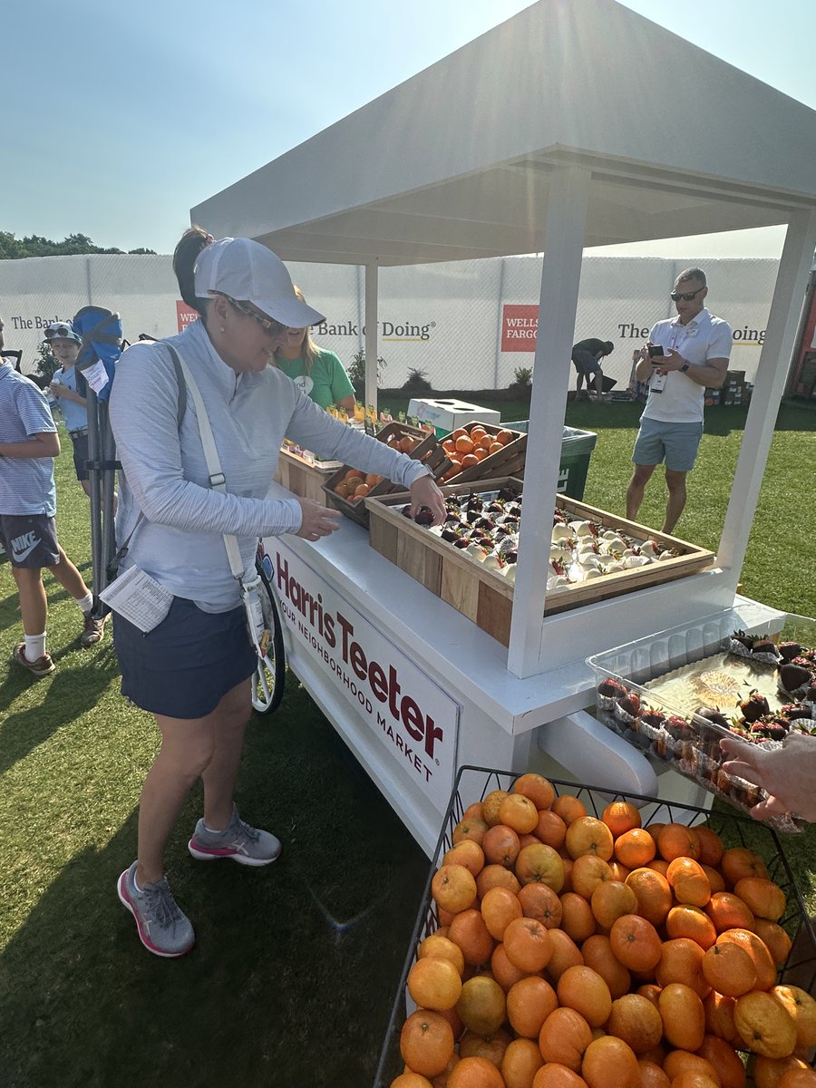Today's agenda: crowning our champion and showering moms with love! Thanks to @harristeeter , all moms onsite this morning were treated to a delicious chocolate covered strawberry and will be given a free flower upon leaving the tournament!
Let's celebrate in style! 🌸🍓…