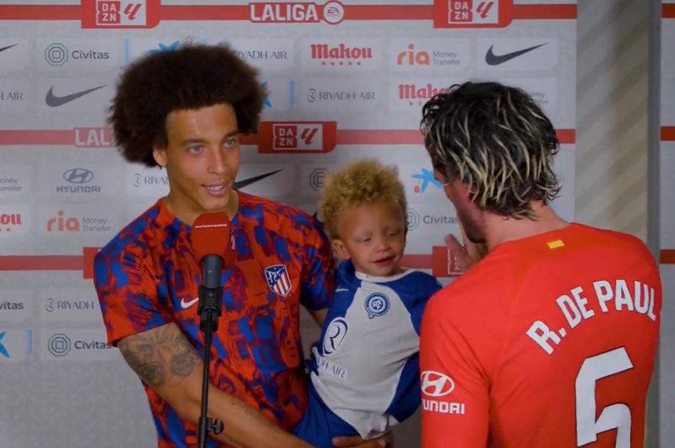 🥹 Axel Witsel did his post-match interview while carrying his child for Children’s Day. Rodrigo De Paul interrupted the interview to give him a high five.