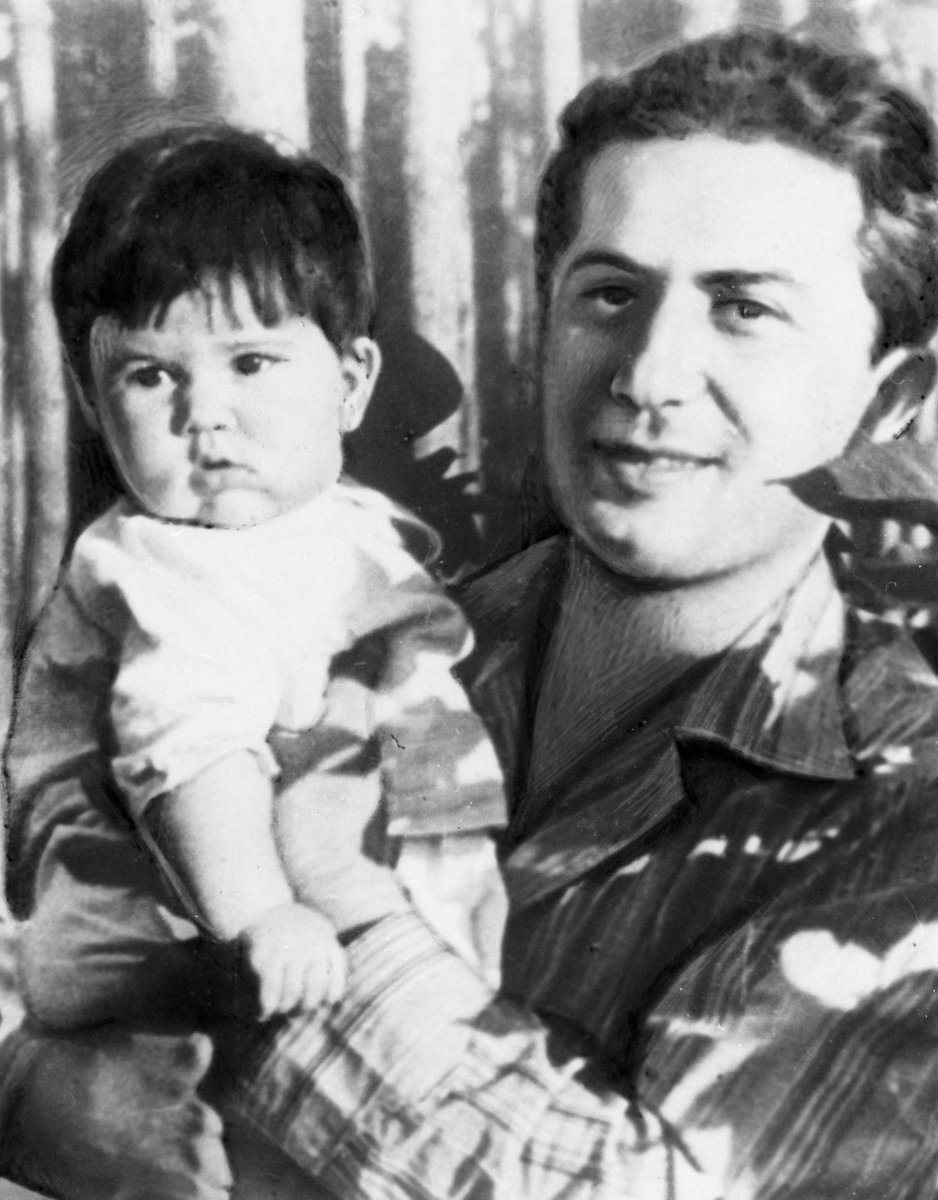 Stalin'in oğlu olan Üsteğmen Yakov Cugaşvili, 1941 yılında esir düştü. 14 Nisan 1943'te Sachsenhausen toplama kampında Nazi faşistleri tarafından katledildi.