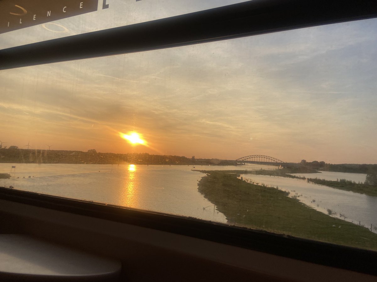 En plots gaat, zonder dat er een stop gaat komen, de microfoon van de conducteur aan.
“Lieve reizigers, ik wil u toch nogmaals wijzen op de prachtige zonsondergang aan de rechterkant.
Mocht u daar behoefte aan hebben…”
Ben dol op deze conducteur!
#treinleven #gemaaktmetaardappel