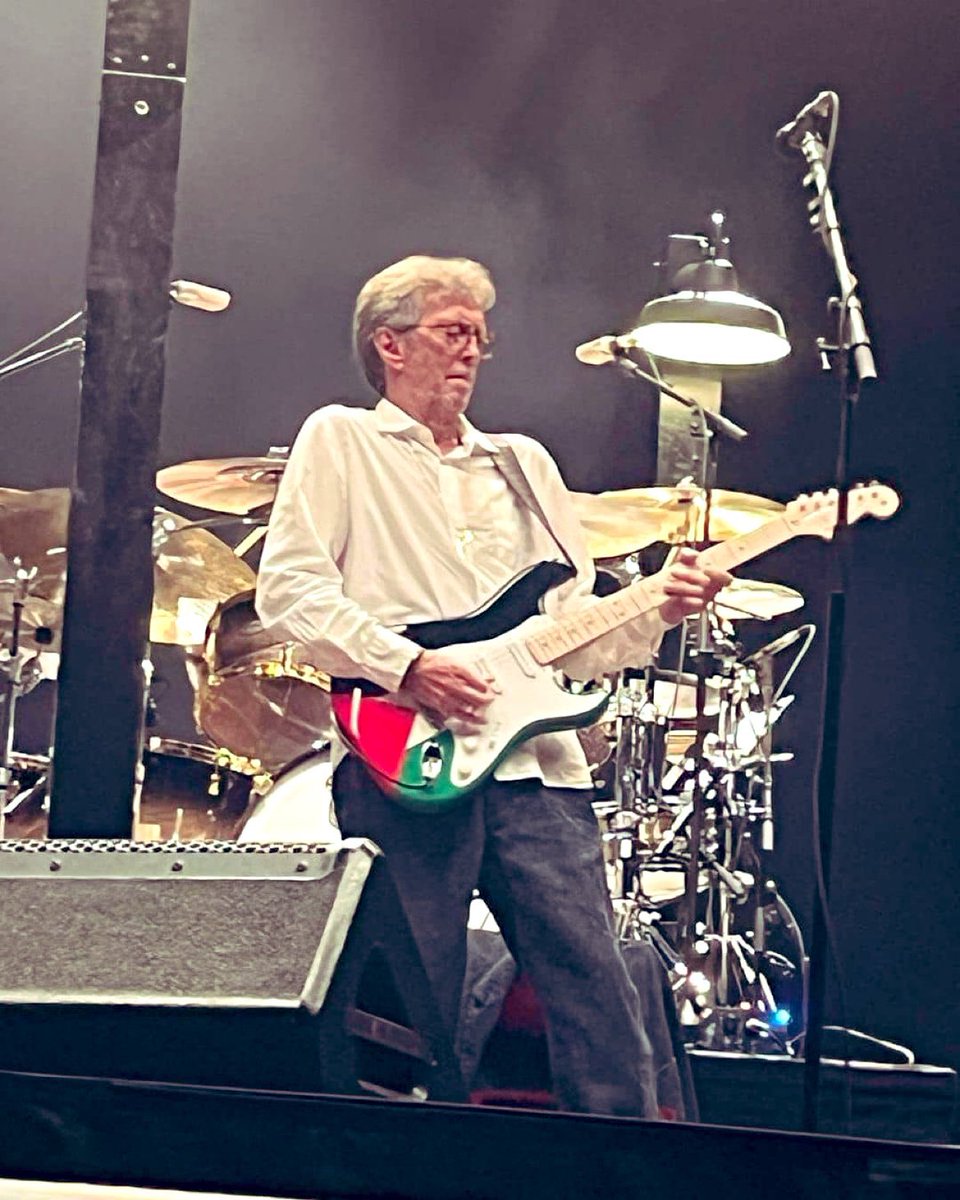 Eric Clapton, en legendarisk guitarist, imponerede sit publikum i Newcastle ved at åbne sin koncert med en guitar prydet med det palæstinensiske flag. Hans gestus er både kraftfuld og tankevækkende, og hans musik fortsætter med at inspirere generationer. #EricClapton #dkmedier