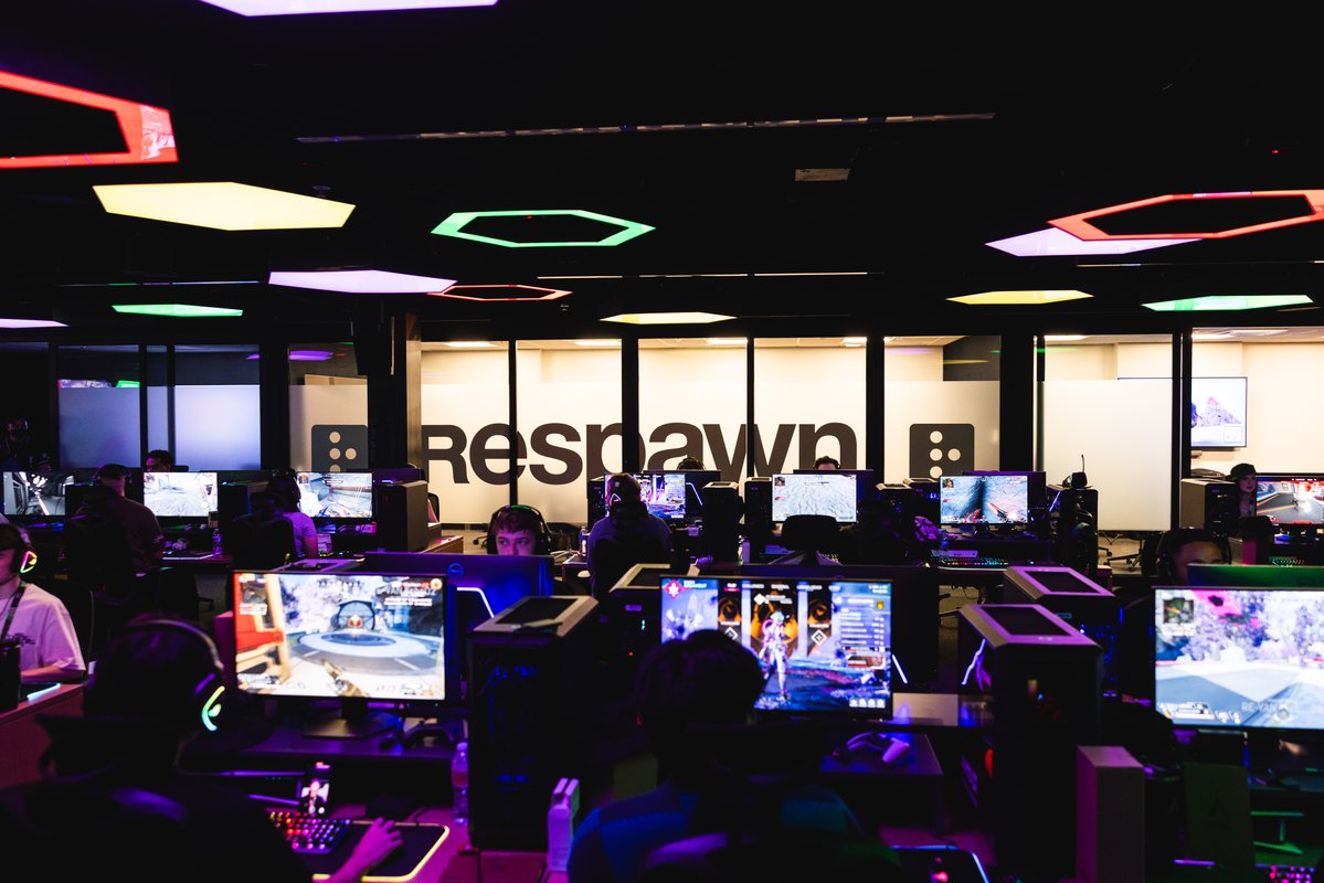 We recently had creators from all over the world visit the Respawn office to try out the latest @PlayApex Season.

Thank you to everyone who participated 💖 and we hope you're all enjoying Upheaval so far!