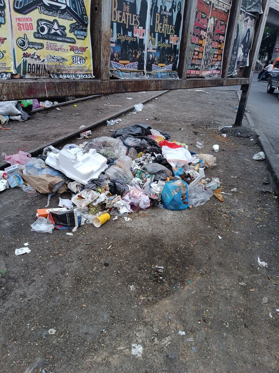 ¿Qué ofrecen para #Naucalpan? gobiernos pasados han dejado caer al municipio, nos dejan solos. Luego hay gente que hace brigadas para limpiar la basura que otros tiran, las calles están horribles, puro chapopote mal puesto. Inseguridad a más no poder.@angiemoyam e @isaacsolar