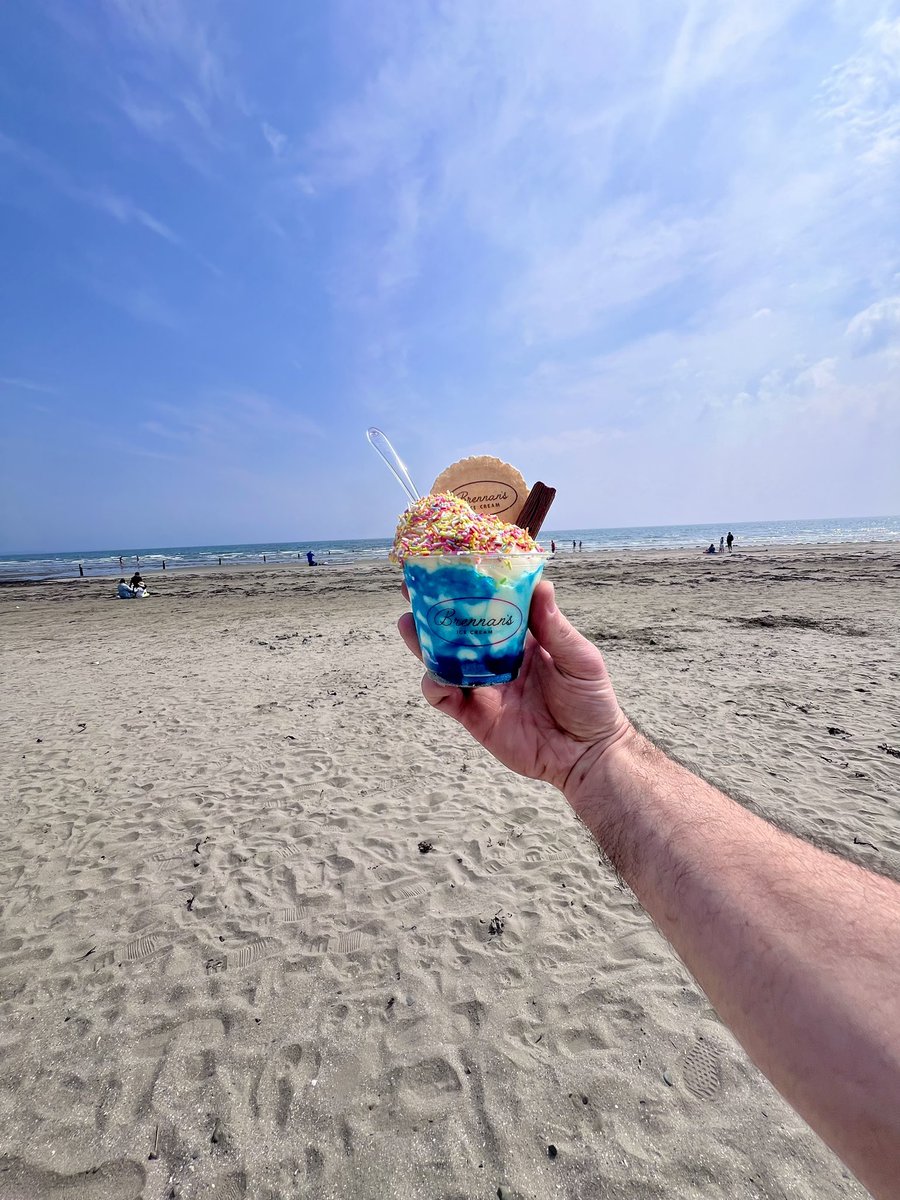Great to see an 🍦Van on Tyrella beach this weekend! Dip in the sea and an ice cream. Sign of the summer?!? ☀️ 🤞🤞 @bbcniweather @barrabest @WeatherCee @BelTel