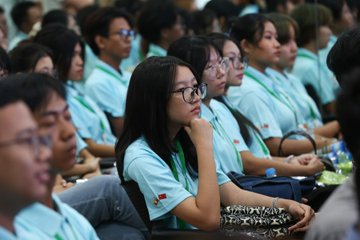 #CITIC म्यांमार का कहना है कि म्यांमार के यांगून में हाल ही में शुरू किए गए चीनी भाषा पाठ्यक्रमों का उद्देश्य स्थानीय लोगों के व्यावसायिक कौशल में सुधार करना, भविष्य के रोजगार के अवसरों के लिए उनकी योग्यता को बढ़ाना है। xhtxs.cn/TqN