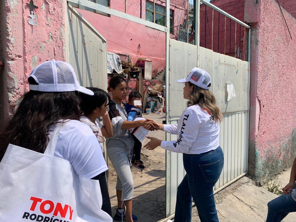 Sofia_MoralesQ's tweet photo. #ConRumboFirme casa a casa llevamos las propuestas de nuestro candidato a Presidente Municipal Tony Rodríguez a los vecinos de la Col. Lázaro Cárdenas 3ra Seccion.
#VotaPRI❤️ #TonyPresidente https://t.co/FRXpWXmty1