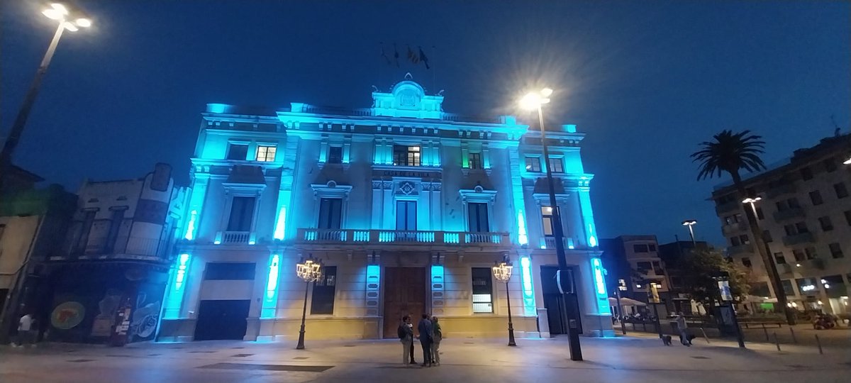 💙En el #DiamundialFibromialgia,síndrome Fatiga Crónica y Sensibilidad Química Múltiple, la fachada @LHAjuntament se tiñe de azul en apoyo a l@s valientes que luchan cada día contra estas enfermedades invisibles que se sufren en silencio, causan dolor y cansancio #SFCem #SQM #SSC