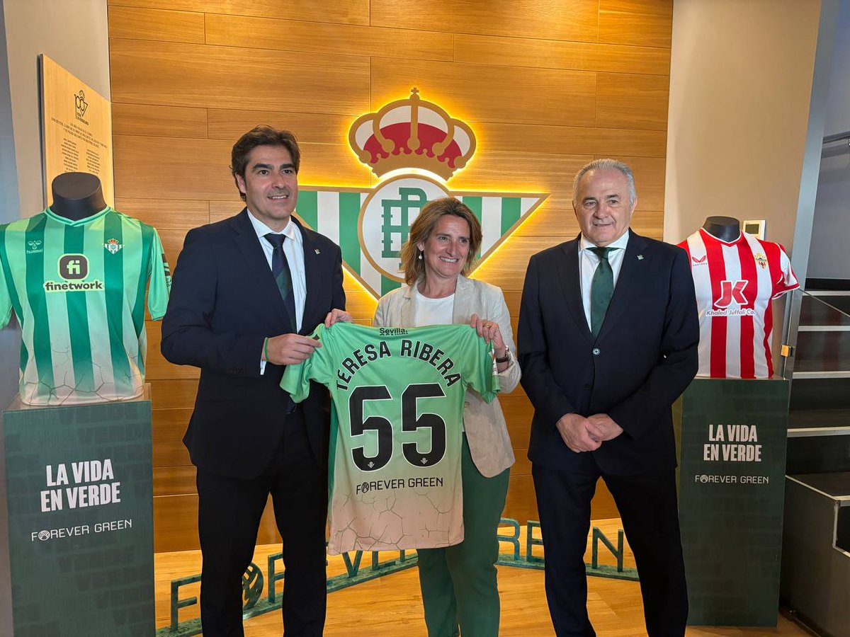 VP @TeresaRibera asiste al partido #ForeverGreen entre @RealBetis y @U_D_Almeria ⚽️ → Ejemplo de compromiso por la acción climática 🟢 3ª edición de esta iniciativa bética para visibilizar el impacto del cambio climático Deporte y sostenibilidad unidos por un planeta habitable