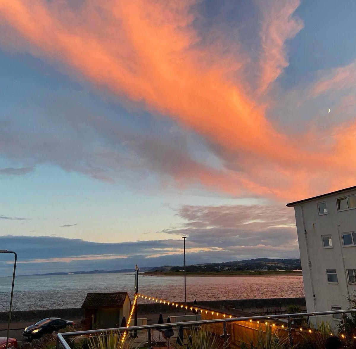 Every sunny spring day deserves a gorgeous sunset 🌞

The best views in town 👏

#youngs #youngspubs #exmouth #weekend #sunday #spring #sunset #summer #beergarden #seafront