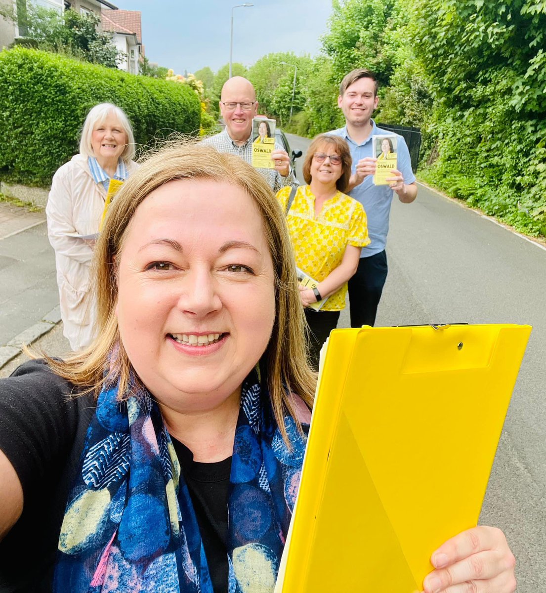 What a great day earlier campaigning for @kirstenoswald in Merrylee in the sun ☀️. It was absolutely gorgeous weather (not that you’d believe it now looking out the window). Thank you for all the chats, very positive. 

@EastwoodSNP @BNUSNP @EastRenSNP