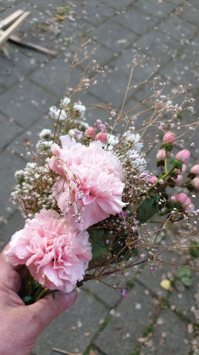 Dieptriest: verschillende kransen bij de 4 mei herdenking aan de Sloterplas in @nieuwwest zijn vandaag vernield en vertrapt. De krans van de gemeente Amsterdam is vertrapt, incl de standaard. Het roze bloemstuk van Pink NW is vernield. Bloemen en linten lagen her en der.