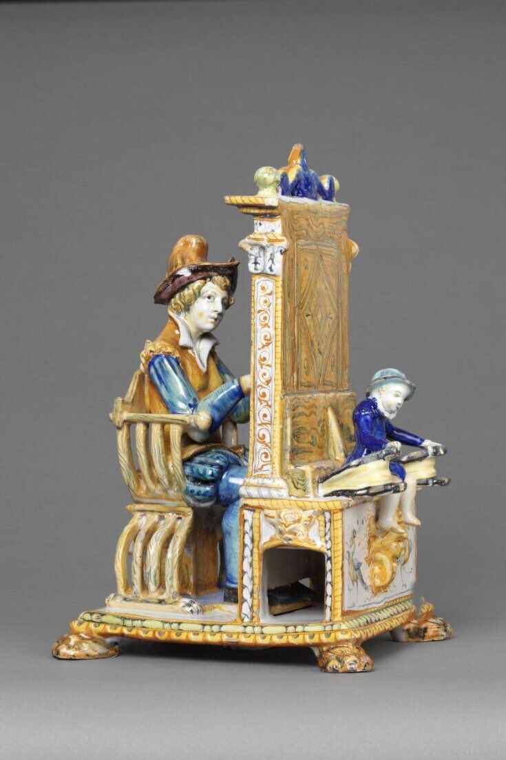 🧵When quills still reigned as writing instruments, many pieces of additional paraphernalia might be required at one’s desk in order to keep quills sharp & ready for use. This lead to the creation of ever more elaborate inkstands in novelty forms (Inkstand, 1550-60, V&A)