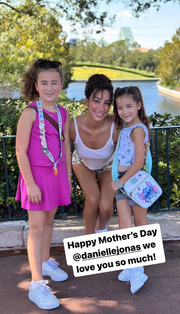 📸 | kevinjonas 

“Happy Mother’s Day daniellejonas we love you so much!”