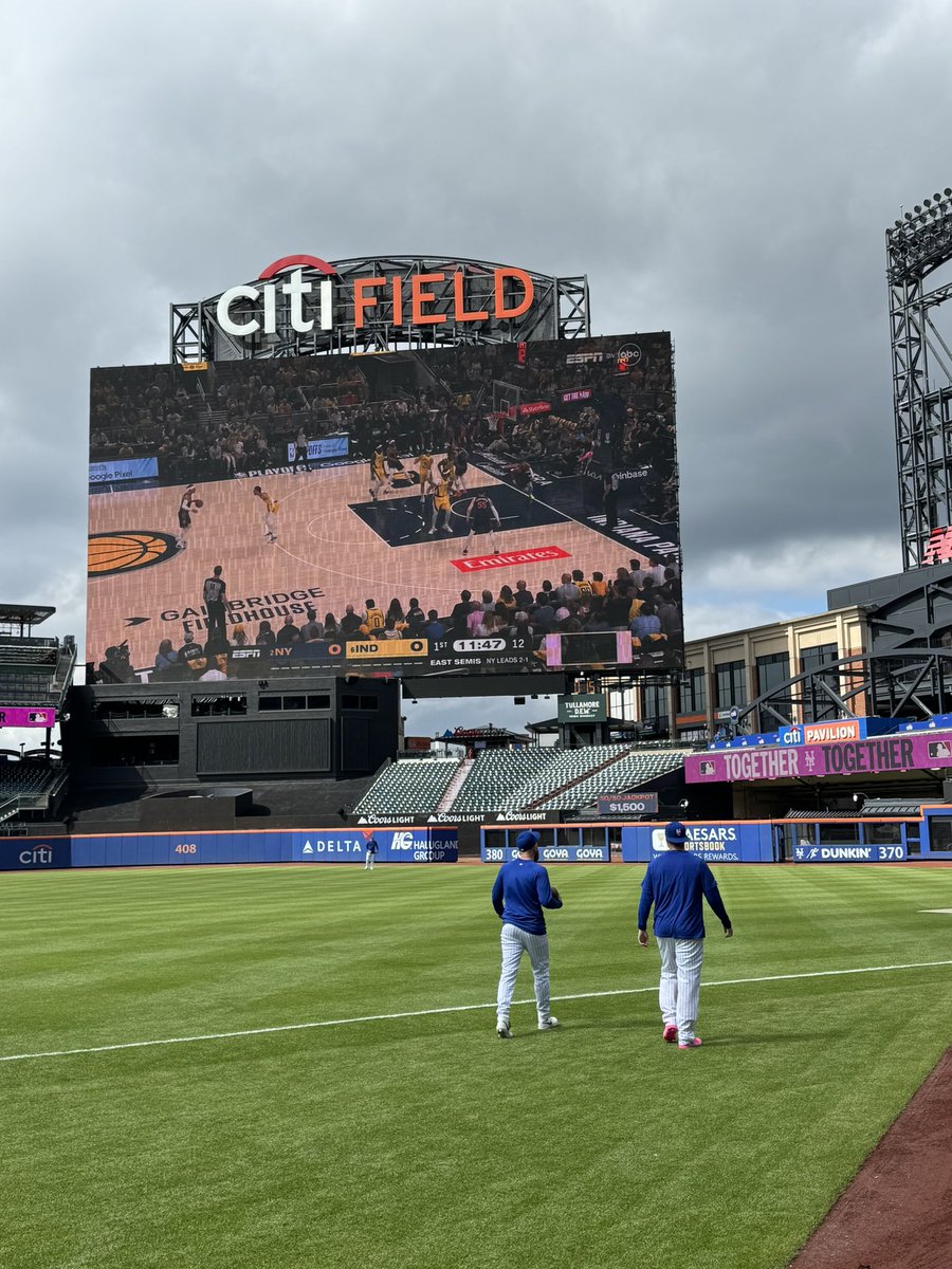 The Mets have Knicks-Pacers Game 4 on the Citi Field scoreboard during batting practice today 🏀