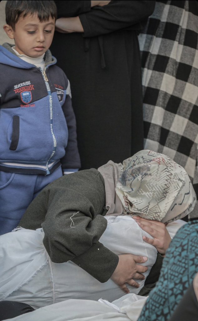 "يا الله
نبرأُ إليكَ من كلِّ يدٍ كان في مقدورها
أن ترفع الظلم عن غزَّة
ولم تفعل!"