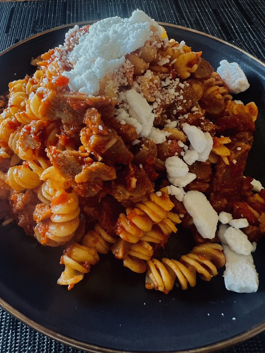 Today chickpeas pasta 🍝 tomato sauce m, pan fried seitan vegan 🌱 feta cheese 🧀 on top. But vegan food is BORING 😄 no you are boring with your excuses. Please evolve embrace veganism