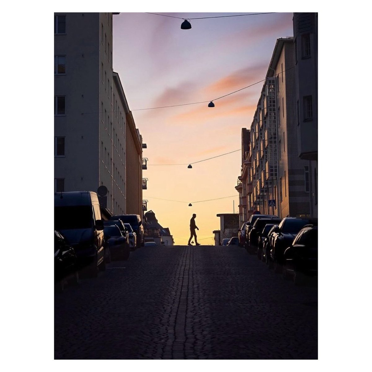 This Street Shot was taken by @mymood.photo 
We want to see all genres of Street Shots. Please continue to use #ssicollaborative and follow @streetshotsinternational for the chance to be featured.
#StreetPhotography #streetshots #citylife #sunset #sundown