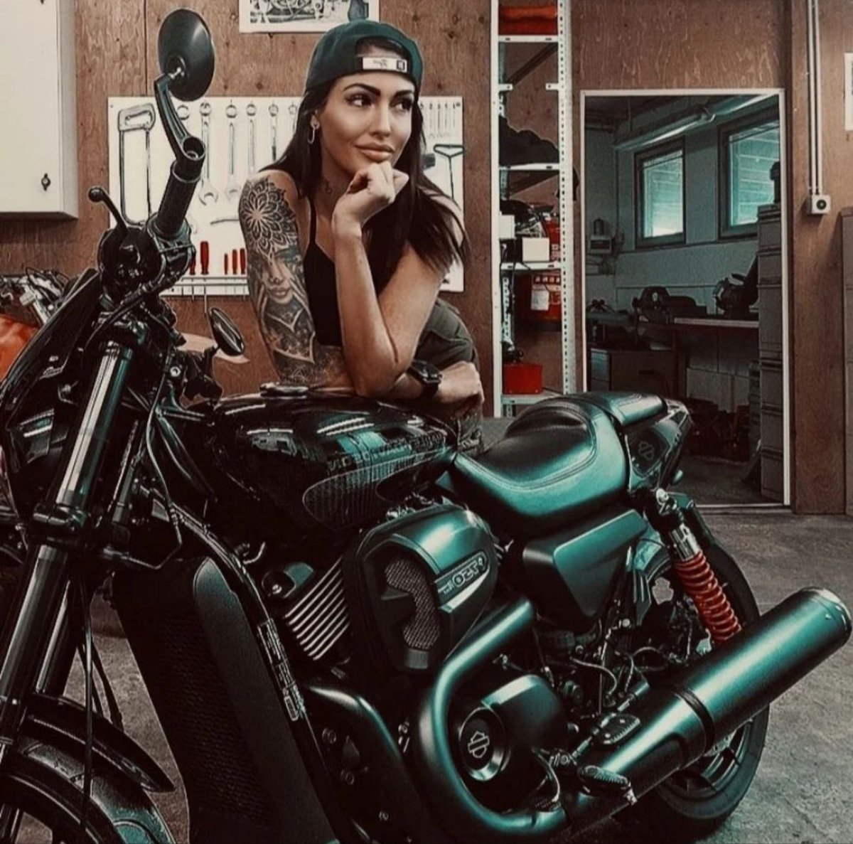 🤘#harleydavidson #harley #harleydavidsonmotorcycles #harleydavidsongalicia #harleydavidsongirl #harleygirl #harleylife #bikergirl #garajeclandestino #iron883 #streetrod #fortyeight #lowrider #fatboy #softail #breakout #streetbob #roadgilde #rodadking #vrodmuscle #custom #motobi