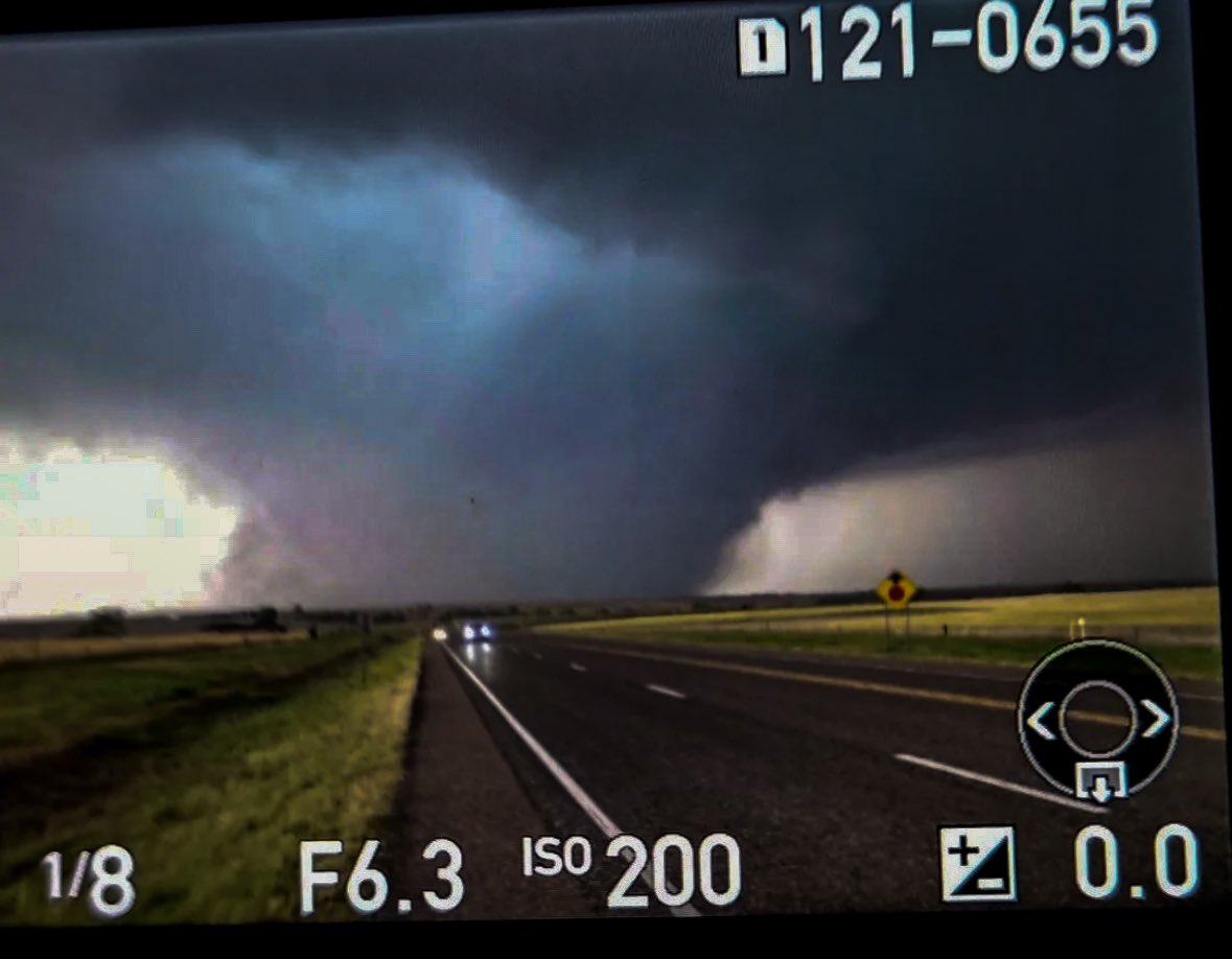 Beeindruckender Wedge-Tornado gestern Nachmittag bei Custer City in Oklahoma 🌪️