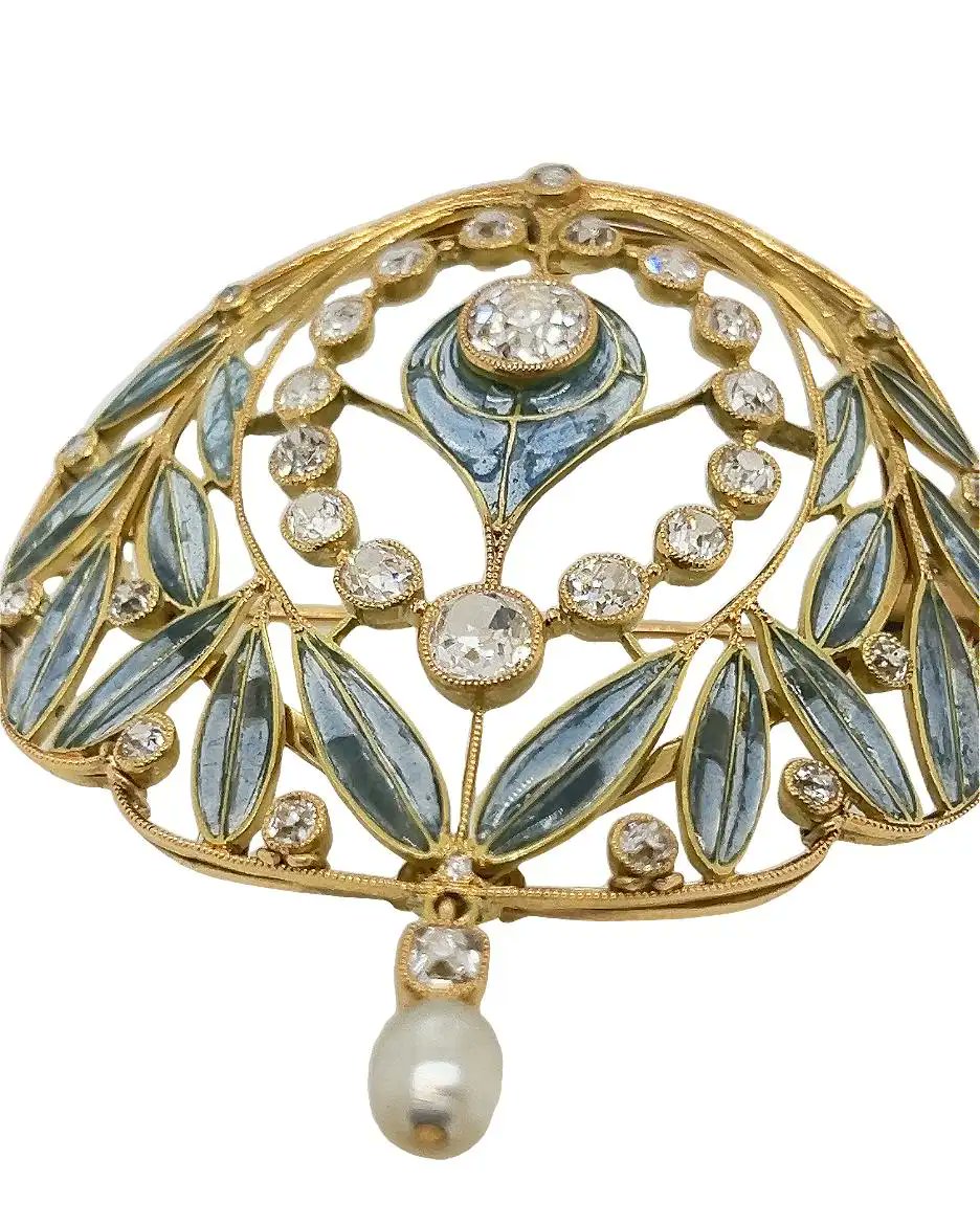 France. Art Nouveau Brooch, 1890-99. 18ct gold with French hallmarks & Plique-a-jour enamelling. Old cut diamonds with natural pearl. ©️ @1stDibs #Jewellery #MondayArt