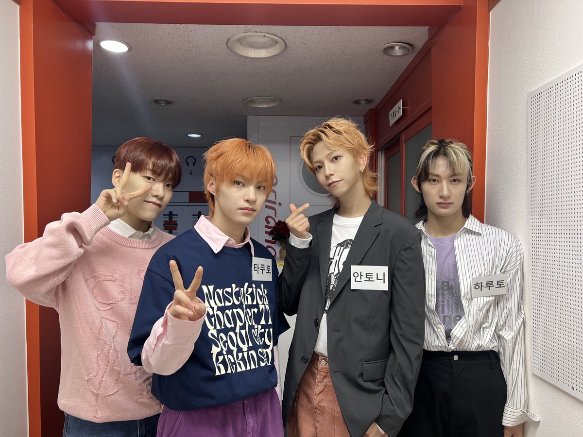 [🔔]

잠시 후 오후 2시, TOZ가 Arirang Radio K-POPPIN’에 출연합니다❣️

Live streaming
➠ youtube.com/watch?v=P1fX2G…

#TOZ #티오지
#TO_my_new_friends
#NU_SHOES
#TOZ_KOREA_1ST_MINI_ALBUM