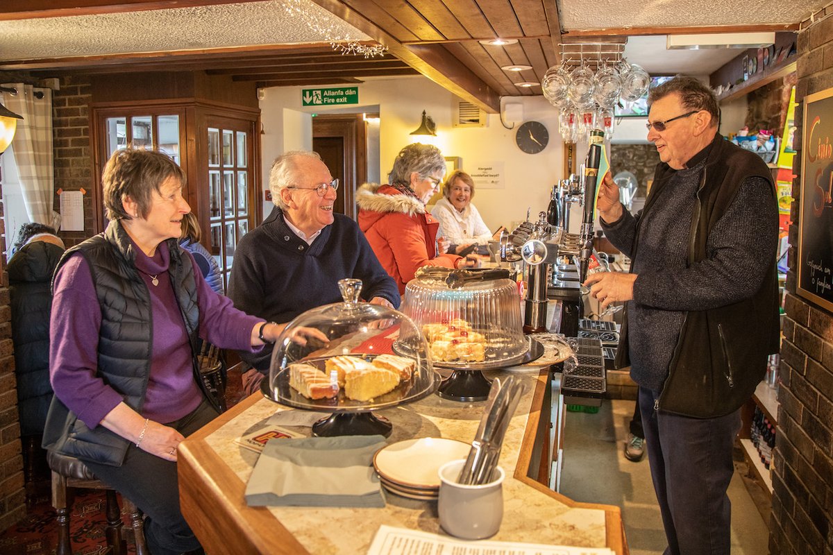 Pub is The Hub has welcomed a donation from The King to help independent publicans support local services and activities for communities in rural areas beertoday.co.uk/2024/05/20/kin… #pubs #pubsnews @PubistheHub_uk