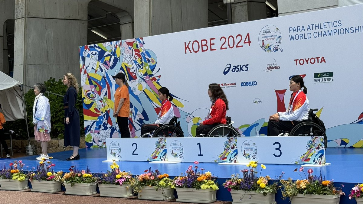 ユニバー記念競技場で開催中の
#神戸2024世界パラ陸上競技選手権大会 へ🚄
子どもたちの熱い声援の中📣
アスリートたちが走る・跳ぶ・投げる‼️
そして、メダルセレモニーではプレゼンターを🥇🥈🥉
貴重な体験をいただいた1日でした😌

#KOBE2024世界パラ陸上
#KOBE2024