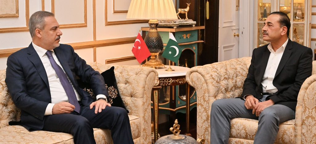#ISPR His Excellency Mr. Hakan Fidan, Turkish Foreign Minister, paid a visit to General Syed Asim Munir, NI (M), Chief of Army Staff (#COAS). #PakistanArmy #Pakistan #Turkiye During their meeting, matters of mutual interest came under discussion. Both sides expressed their