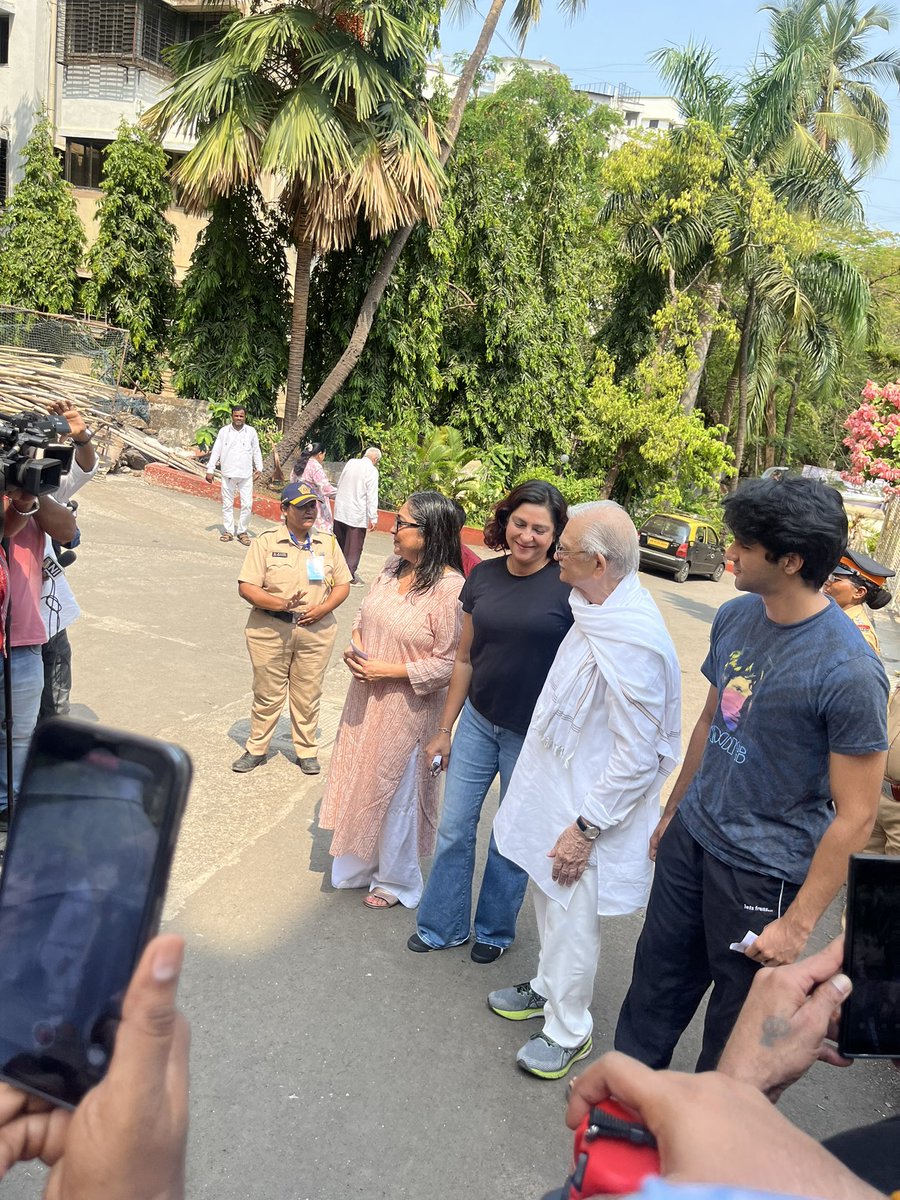 Former Mumbai North Central MP @PriyaDutt_INC casts her vote.