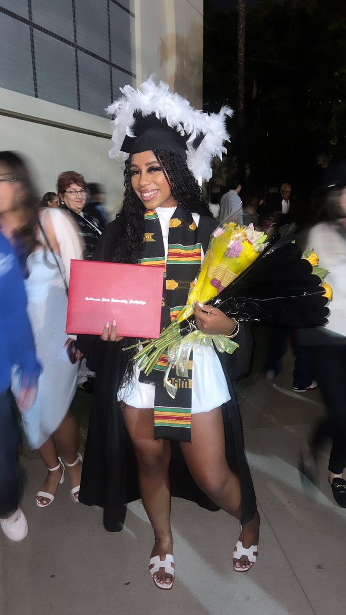 theeciera's tweet image. Always stay gracious best revenge is your paper🤭 👩🏽‍🎓 #csungrad #csun2024