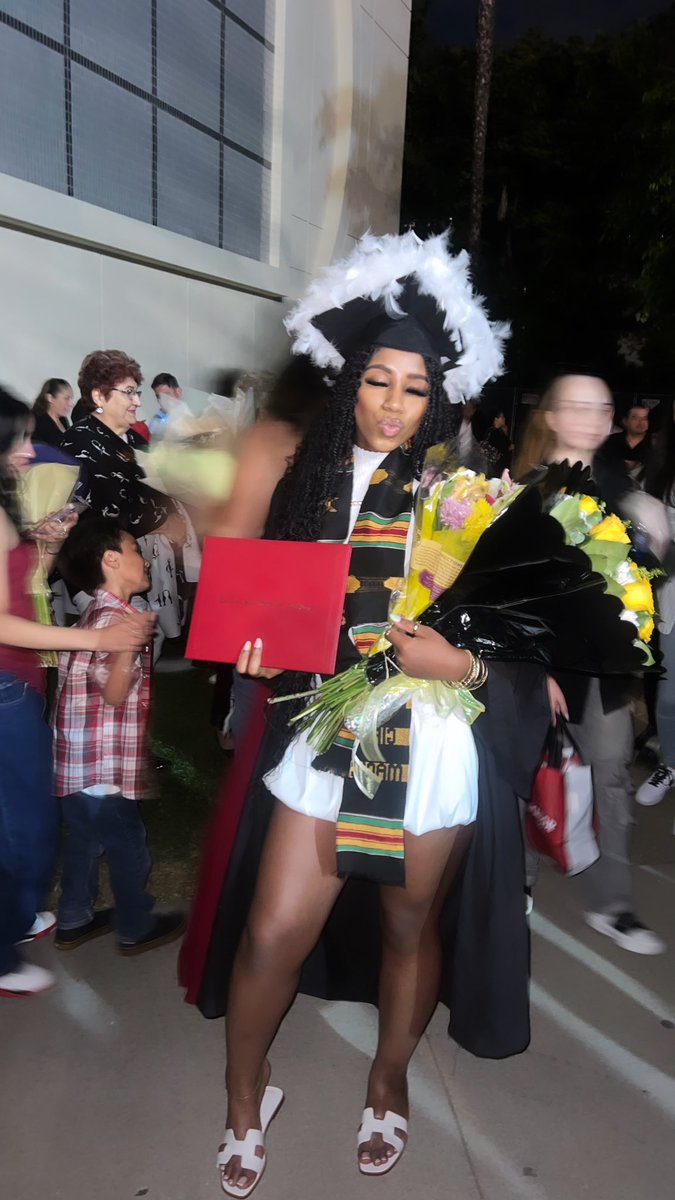 theeciera's tweet image. Always stay gracious best revenge is your paper🤭 👩🏽‍🎓 #csungrad #csun2024