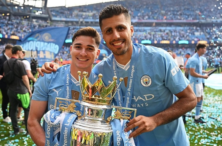 🗣️ Rodri: “I think the difference was here [the mentality]. When Arsenal came here at the Etihad, I saw them. Ah, these guys, they don’t want to beat us, they just want to draw. And that mentality, we wouldn’t do it the same way…”