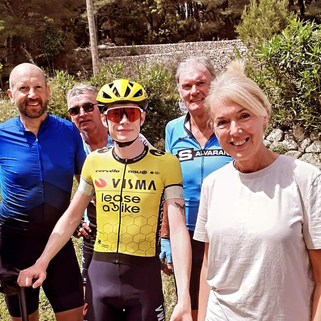 Jonas Vingegaard is already training at Mallorca at Coll de Soller. 😍

Also with a little talisman, a butterfly tattoo. 🦋

📷: Ca'n Topa Cafe