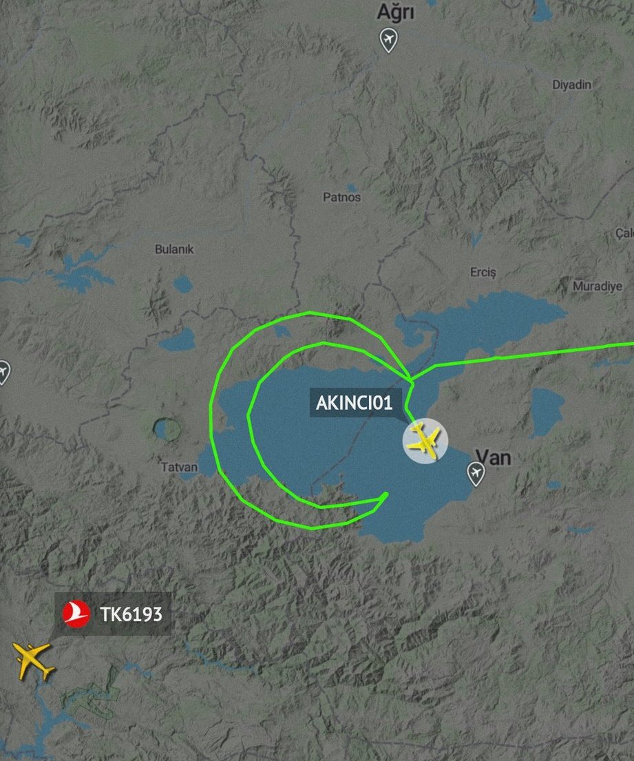 İran'da görevini bitiren Akıncı İHA, Van Gölü üzerinde Türk Bayrağı çiziyor 

🫡🇹🇷