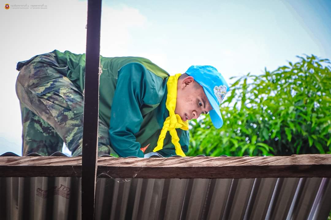 army_greenbrain's tweet photo. ทหารซ่อมแซมบ้านช่วยเหลือประชาชน!!

พี่ๆทหาร ลงพื้นที่ช่วยเหลือซ่อมแซมบ้านให้กับประชาชนที่ได้รับผลกระทบจากเหตุวาตภัย เพื่อบรรเทาความเดือดร้อนในเบื้องต้น

หน่วย : ร.16 พัน.1
ณ : บ้านเมืองสรวง ต.เมืองสรวง อ.เ��ืองสรวง จ.ร้อยเอ็ด
#ทหาร #วาตภัย https://t.co/6NzRuaoqTg
