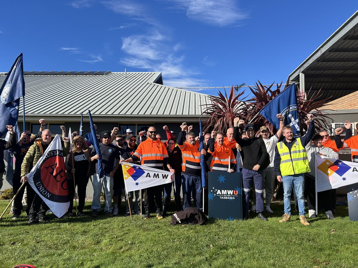 I joined @theamwu and @CepuTasmania members at Saputo in Burnie today who stopped work (again) in their campaign for mainland pay parity. They’re not worth 21% less than mainland workers. Unions are committed to working with members to close the mainland wage gap #politas #auspol