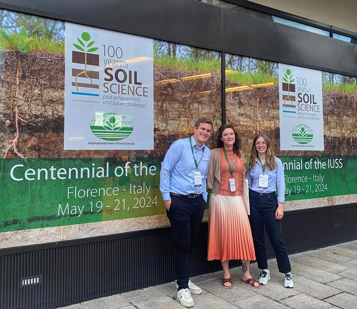 KGraham87's tweet image. @SoilRob Team present at Centennial @IUSS_ORG together with 1400 soil scientists from around the globe. A. McBratleys concluding words of his keynote will be one of my personal highlights at #iuss100