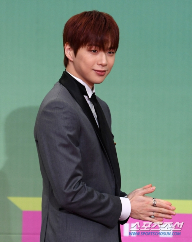 tang__kira's tweet photo. Kang Daniel melaporkan pemegang saham mayoritas perusahaannya ke polisi  karena menggelapkan uang perusahaan yang membuat kerugian senilai 14 Milliar Won (Sekitar 165 Milliar Rupiah). Termasuk dengan mencuri cap perusahaan &amp; menggunakan nama Kang Daniel.

https://t.co/dzaRv1MUCF https://t.co/BDNrPmnsxN