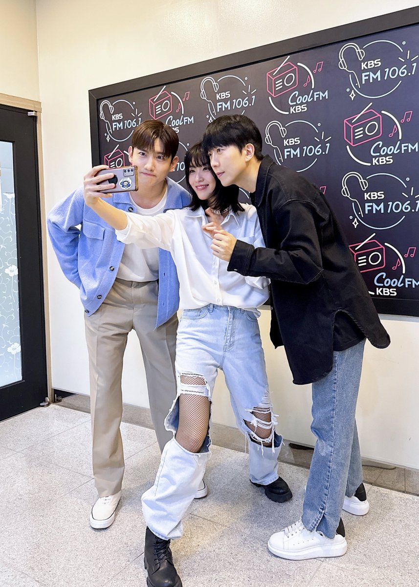 벤자민즈와 블루가
함께한 ✨이은지의 가요광장✨

뮤지컬 <벤자민 버튼> 많은 사랑 부탁드립니다❤️

#심창민 #최강창민 #MAXCHANGMIN
#동방신기 #TVXQ! #東方神起
#김재범 #KIMJAEBUM
#박은미 #PARKEUNMI 
#벤자민버튼 #BenjaminButton
#이은지의가요광장