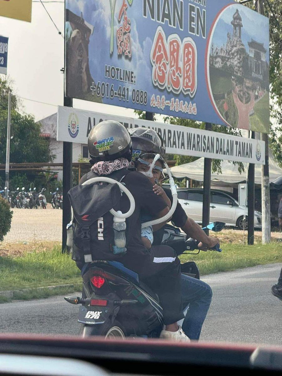 Allah bagi rezeki nampak situasi ni petang tadi. Terus dalam hati rasa insaf. Aku ni Allah bagi rezeki duduk dalam kereta ada aircond, sangat selesa. Tapi Allah tarik rezeki anak untuk aku. Tapi mereka, Allah bagi rezeki anak, anak pulak tak sihat, naik motor suami isteri