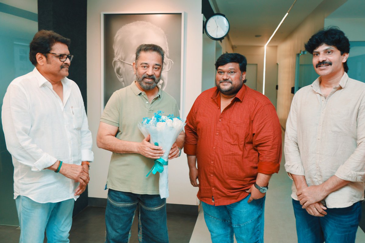 #Ulaganayagan #KamalHaasan met Team #HitList & congratulated the team. 💐 #HitListFromMay31 @CSathyaOfficial Music @realsarathkumar @kanvikraman #RKCelluloids @ksravikumardir @menongautham @thondankani @smruthi_venkat @Aishwaryadutta6 @Abinakshatra @RIAZtheboss @V4umedia_