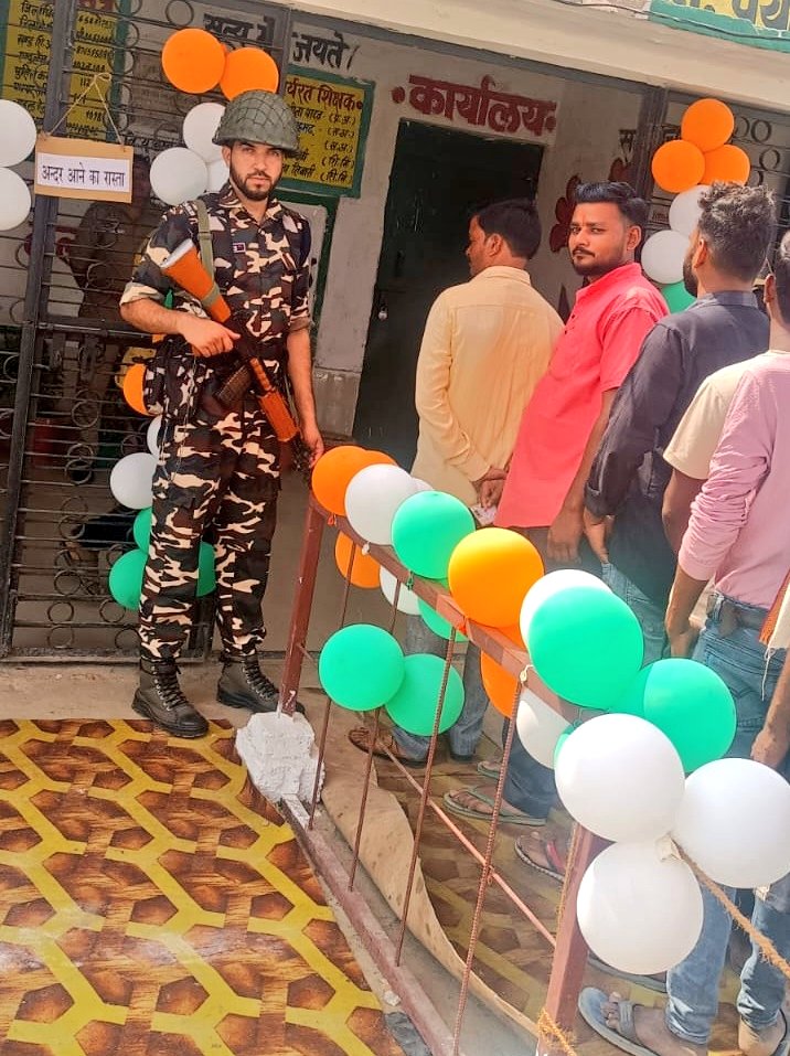 #Election #5thPhase #SSB personnel are ensuring security of booths for fair #Election during #GPE2024.  Some glimpses from #UttarPardesh.  @HMOIndia @PIB_India @ANI @ECISVEEP #ChunavKaParv #DeshKaParv #GeneralElections2024