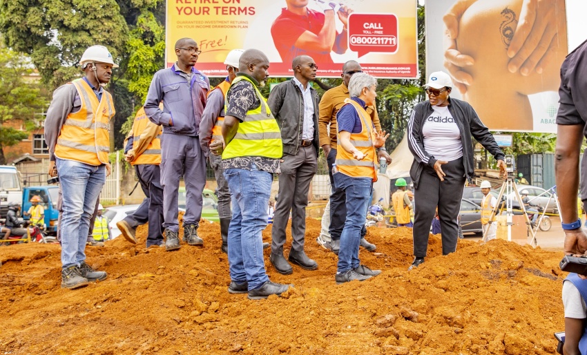 KCCA ED Inspects City Traffic Improvement Projects kampalapost.com/content/kcca-e…