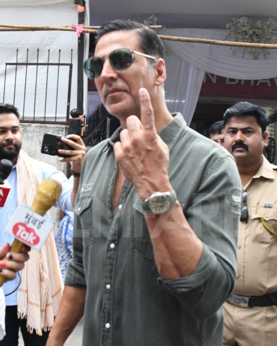 #AkshayKumar steps out to cast his vote in Mumbai today.