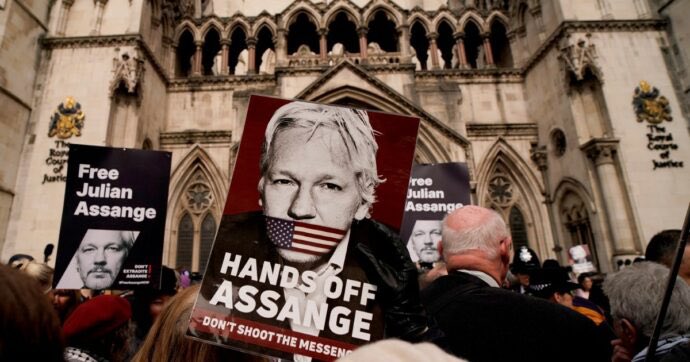 Avui el Tribunal Superior de Londres decidirà si autoritza l’extradició de Julian Assange als Estats Units. 

Si l’autoritza, la defensa d’Assange sol·licitarà una aturada cautelar al Tribunal Europeu de Drets Humans.

Catalunya sempre al costat de Julian Assange.

#FreeAssange